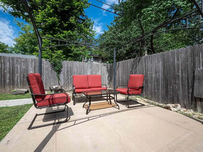 1175 SW Collins Ave — Photo 21