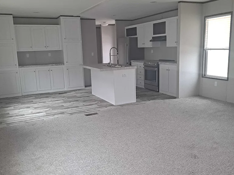 1018 N Main St — Photo 3