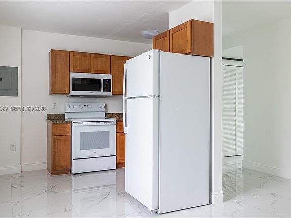 3rd image of 979 SW 10th St APT 4