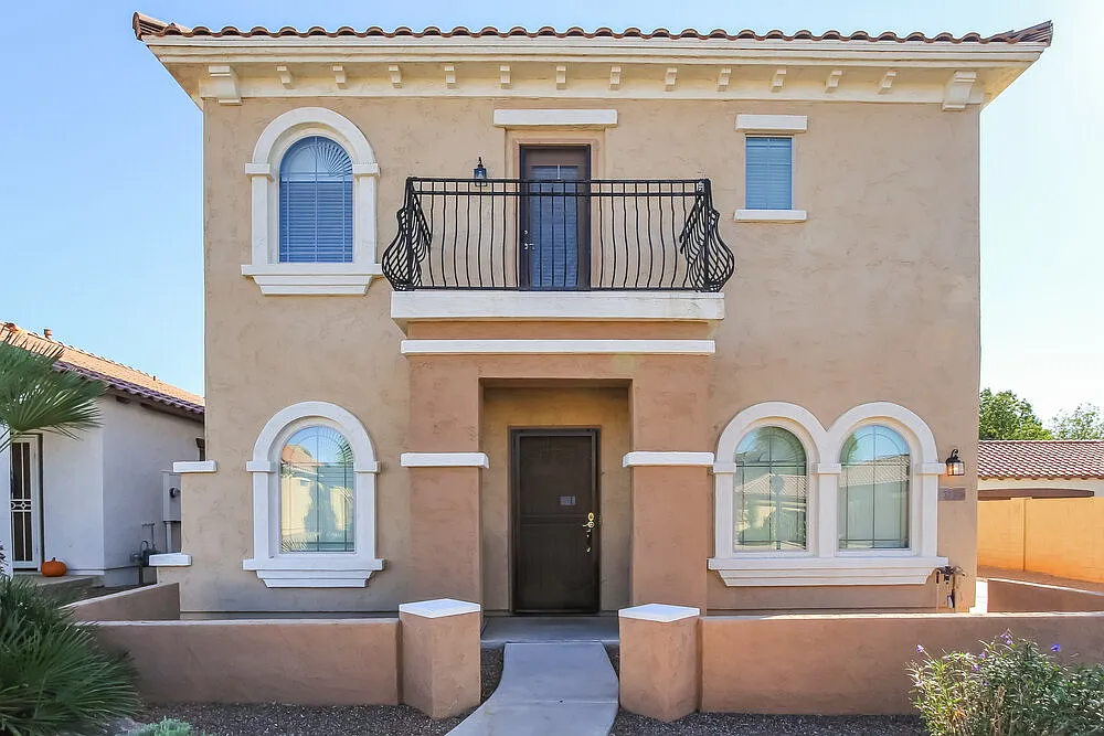 3 bed, 2.0 bath, 2132 sqft, $2,580 — Photo 1