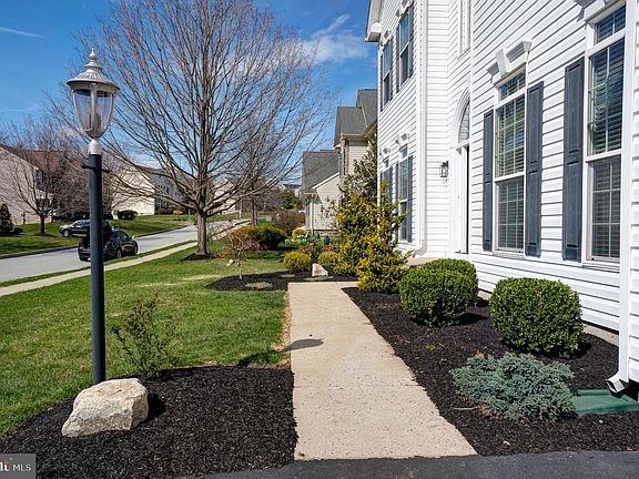 3rd image of 212 Eagle Glen Dr
