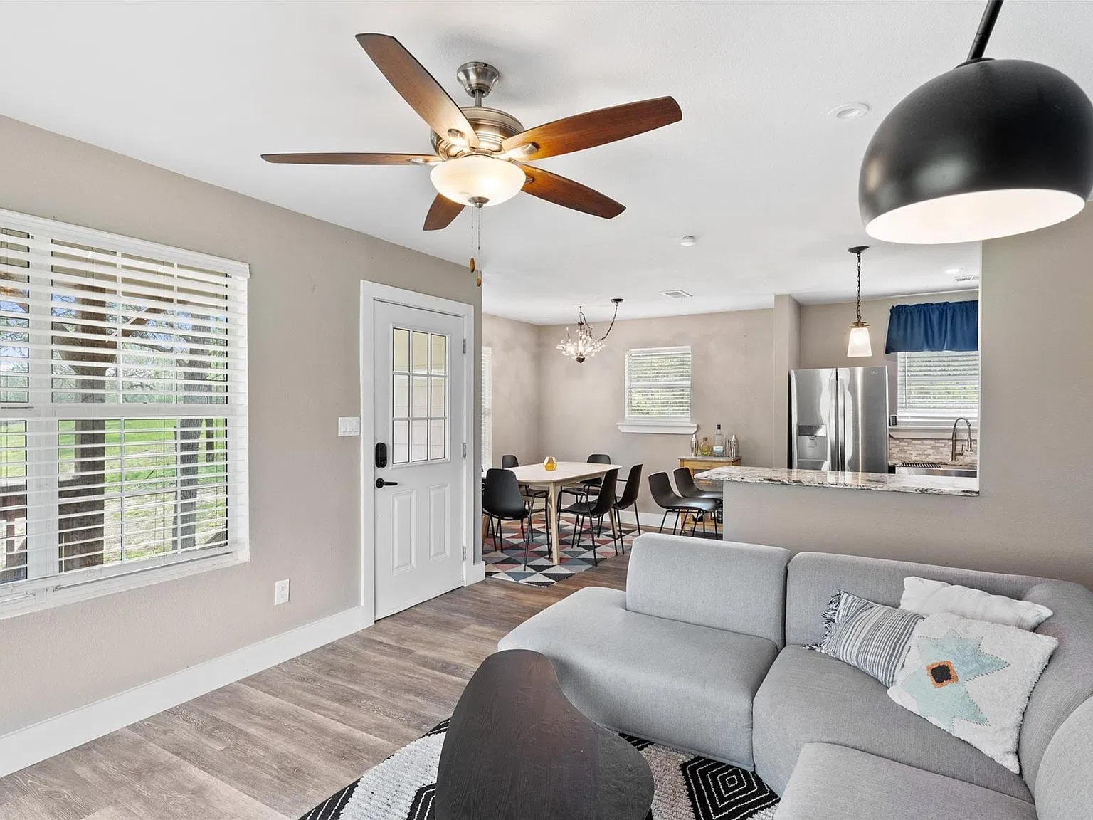 3 bed, 2.0 bath, 1048 sqft, $3,100 — Photo 3