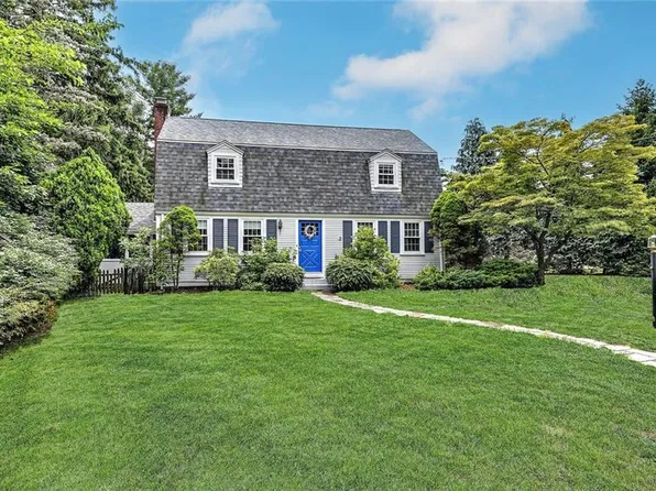 2 Woollett Ct, Barrington, RI 02806