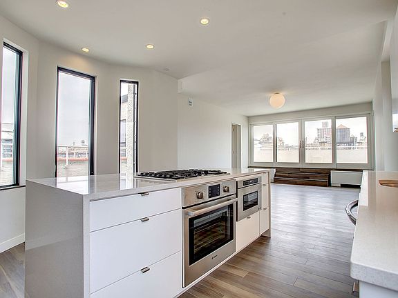 4th image of 158 W 81st St