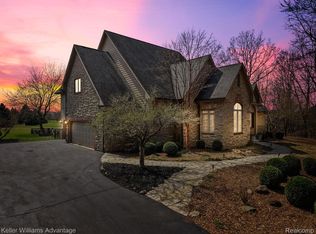 2026 Hunters Creek Dr, Ypsilanti, MI 48198
