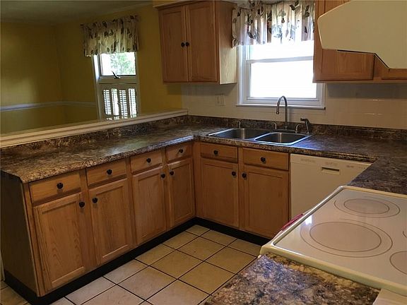 2nd image of 64 Longue Vue Ave