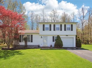 1389 Brookedge Dr, Hamlin, NY 14464