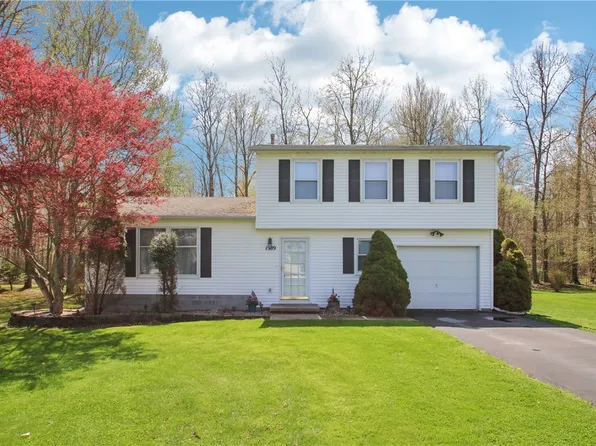 1389 Brookedge Dr, Hamlin, NY 14464