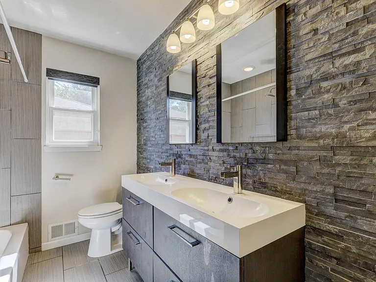 2820 Guilford Ln — Photo 28