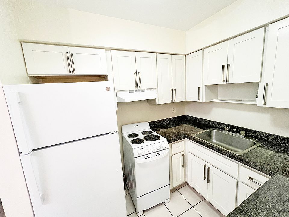 1st image of 909 SE 14th Ct #11302381