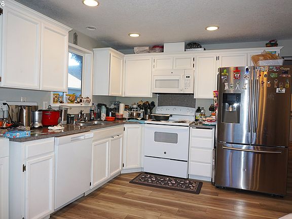 4th image of 11910 NE 32nd Way