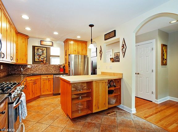 5th image of 725 W Waveland Ave #1B