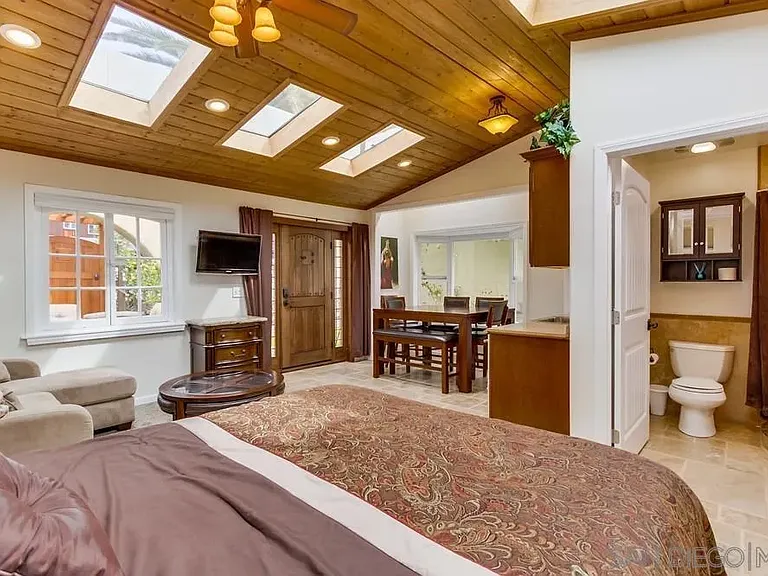2377 Linwood St — Photo 5