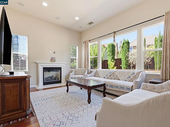 5th image of 165 Paddington Ct