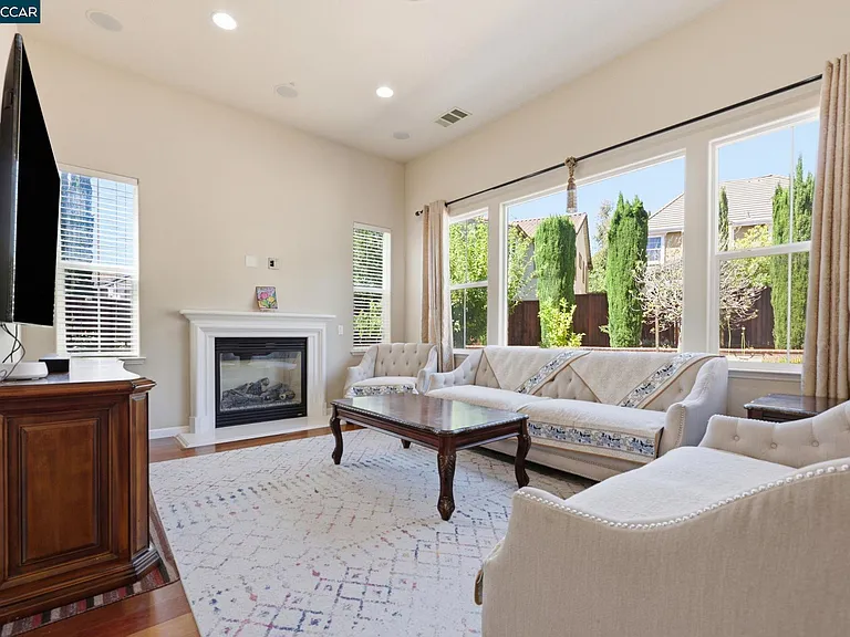 165 Paddington Ct — Photo 5