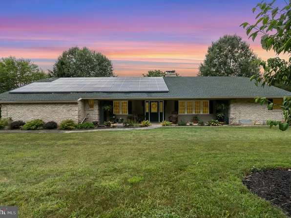 3716 Starview Rd, Mount Wolf, PA 17347