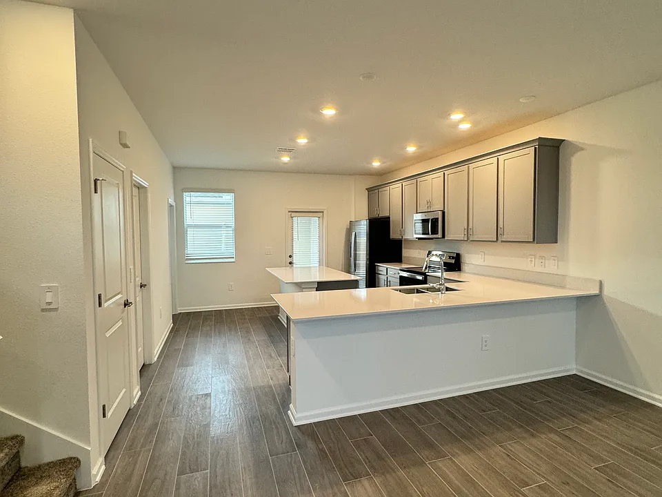2571 Relaxing Ln