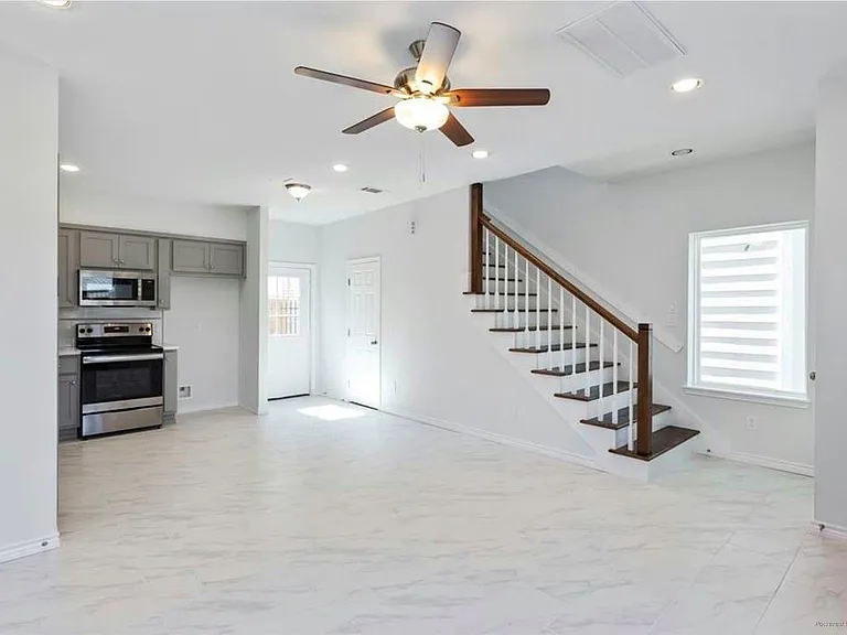 11623 Waldemar Dr — Photo 3