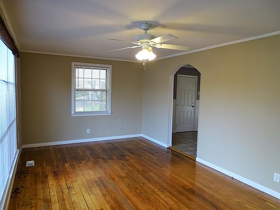 3rd image of 1003 Henrietta Dr