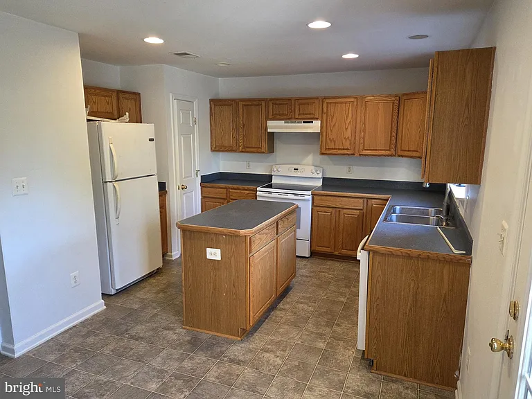 404 Pendleton Ln — Photo 6