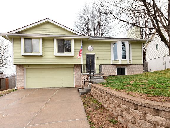 2nd image of 142 Woodbury Cir