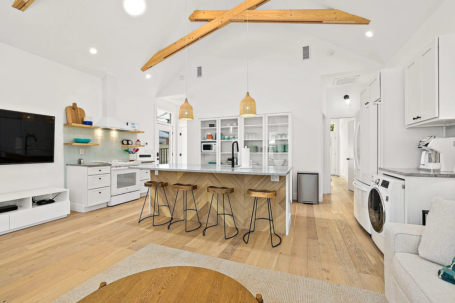 2 bed, 1.0 bath, 796 sqft, $8,121 — Photo 3