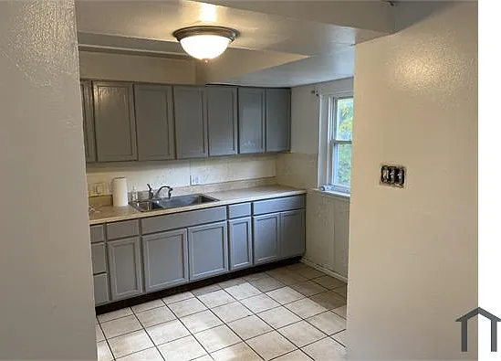 3 bed, 950 sqft, $1,600 — Photo 2