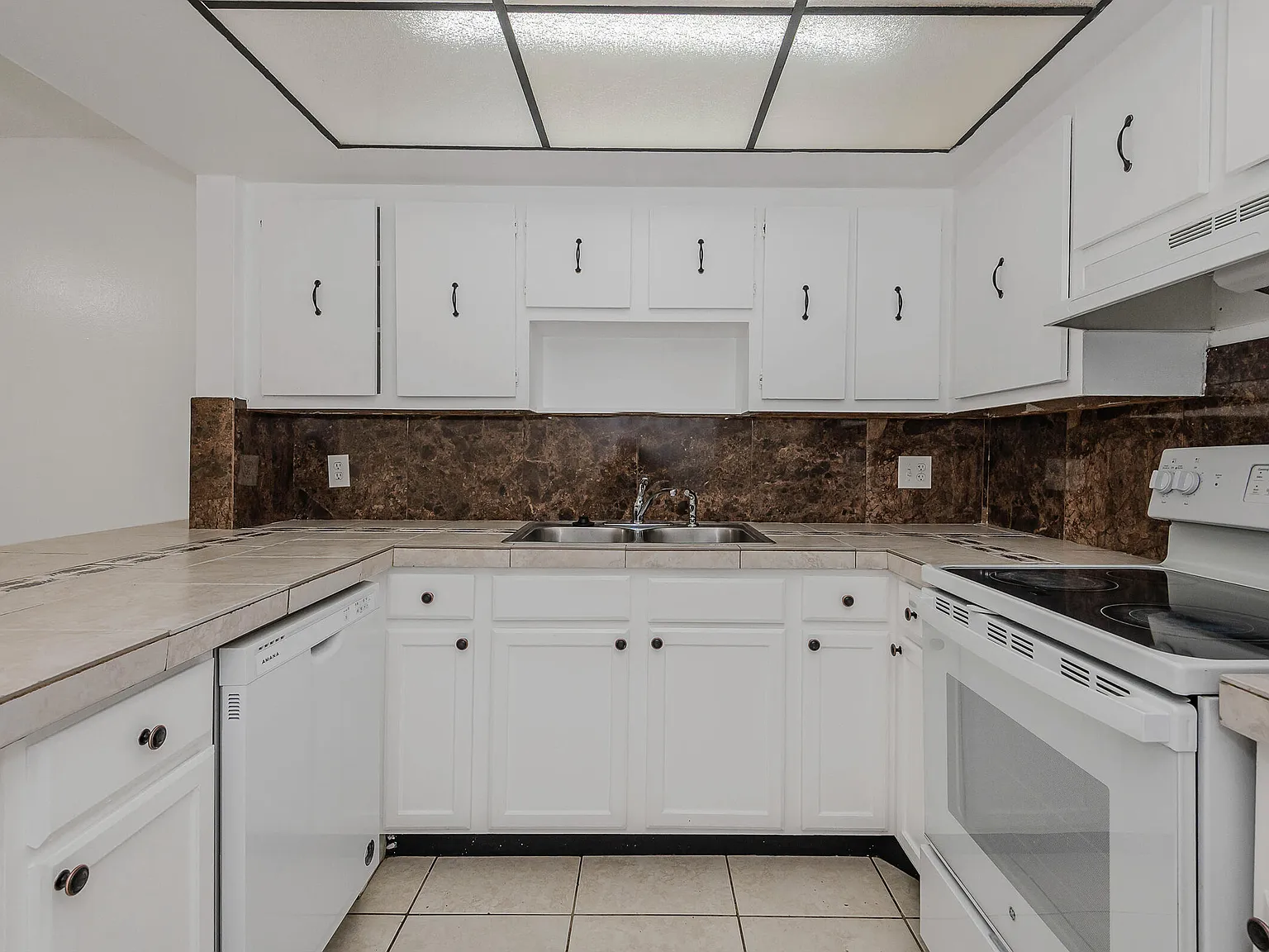 2 bed, 1.0 bath, 8507 sqft, $2,195 — Photo 3