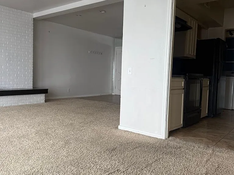 2704 San Pedro St #14 — Photo 2