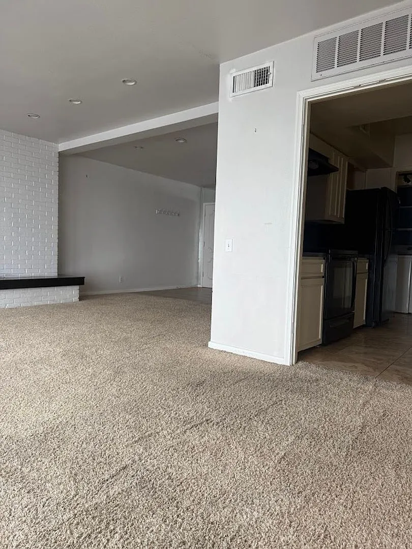 Building Photo - 2704 San Pedro St #14