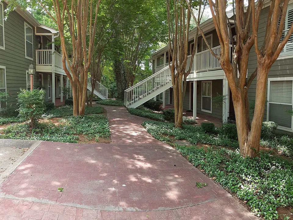 1606 Jackson Ave E #9