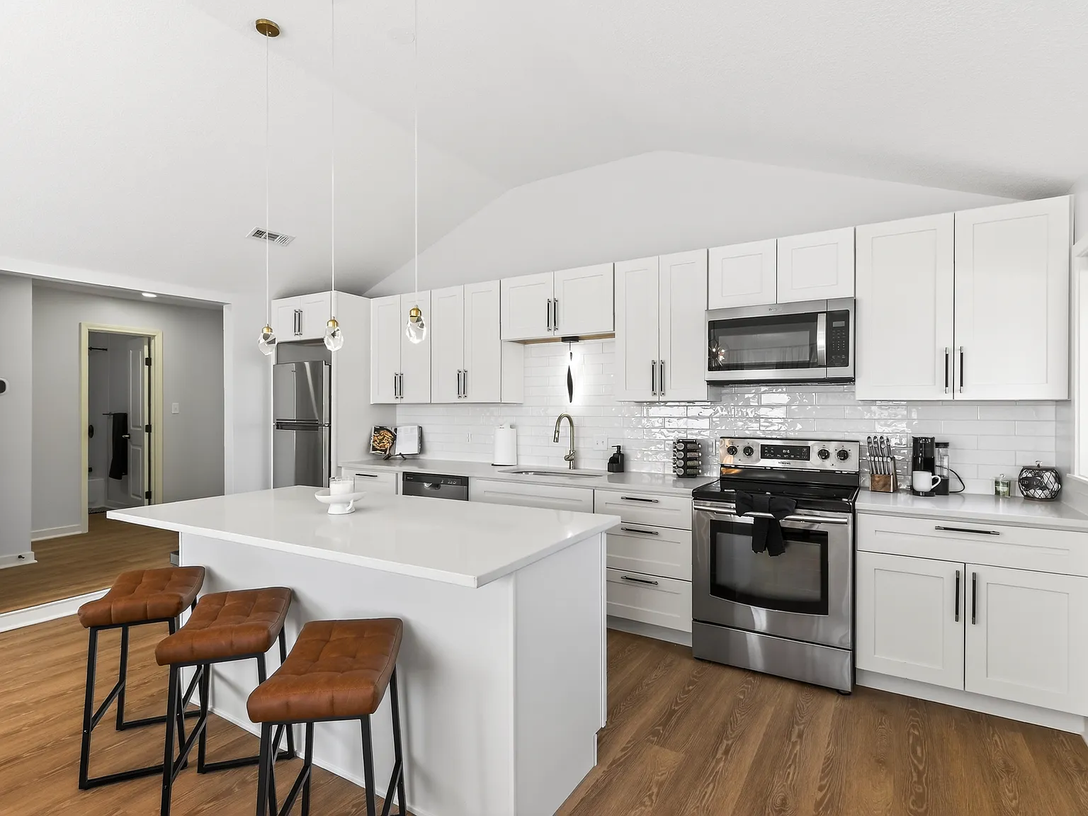 3 bed, 960 sqft, $3,000 — Photo 2