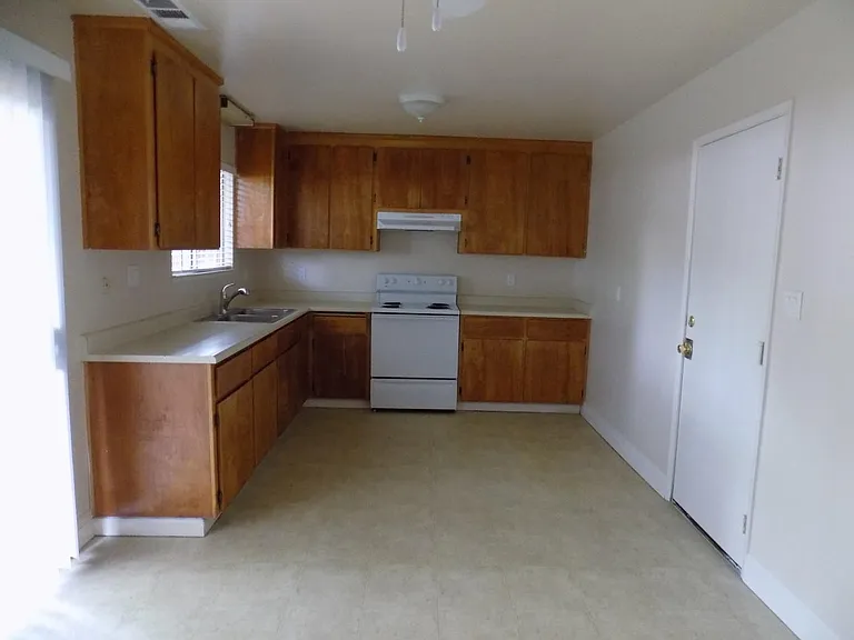 498 Hintz Ave — Photo 9