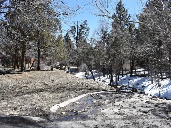 521 Maple Ln, Sugarloaf, CA 92386