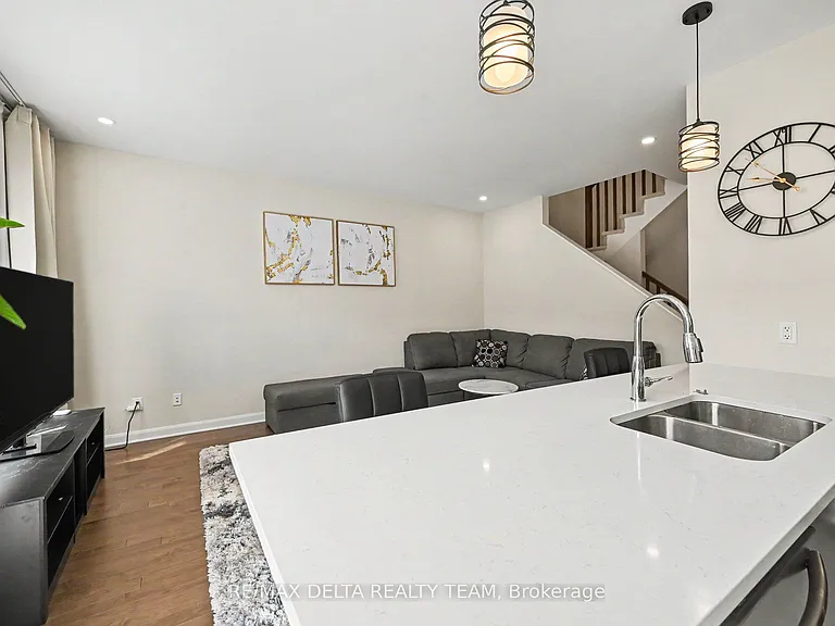 505 Convenire Row — Photo 8