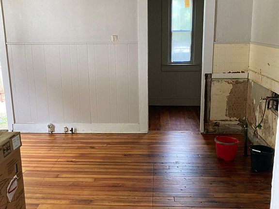 Kitchen. Has new cabinets, countertops now