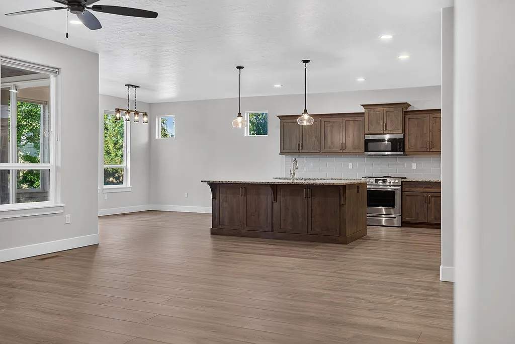 3 bed, 2360 sqft, $3,200 — Photo 2