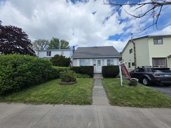 2883 Connaught Ave, Halifax, NS B3L 3A2