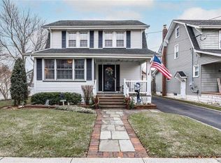 18 Windsor Pl, Lynbrook, NY 11563