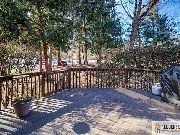 5th image of 388 Sayre Dr