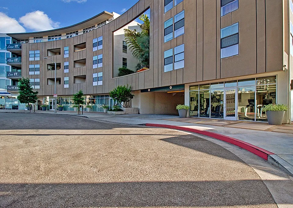 Welcome to Fiona Apartments: A Captivating Exterior View