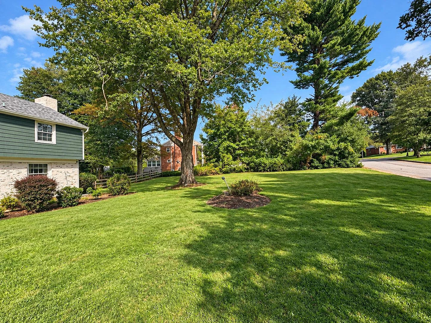 209 Maplewood Rd — Photo 2