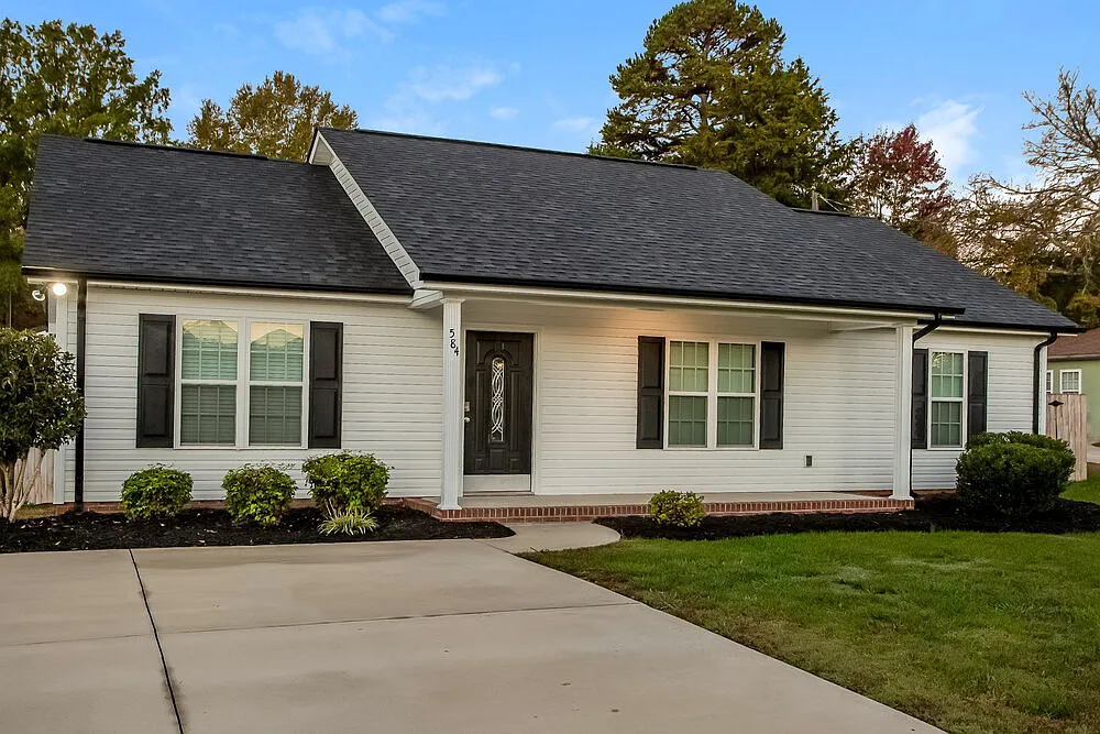 3 bed, 2.0 bath, 1320 sqft, $2,085 — Photo 1