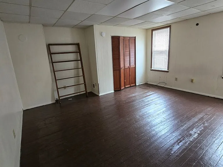 635-639 Baldwin St — Photo 10