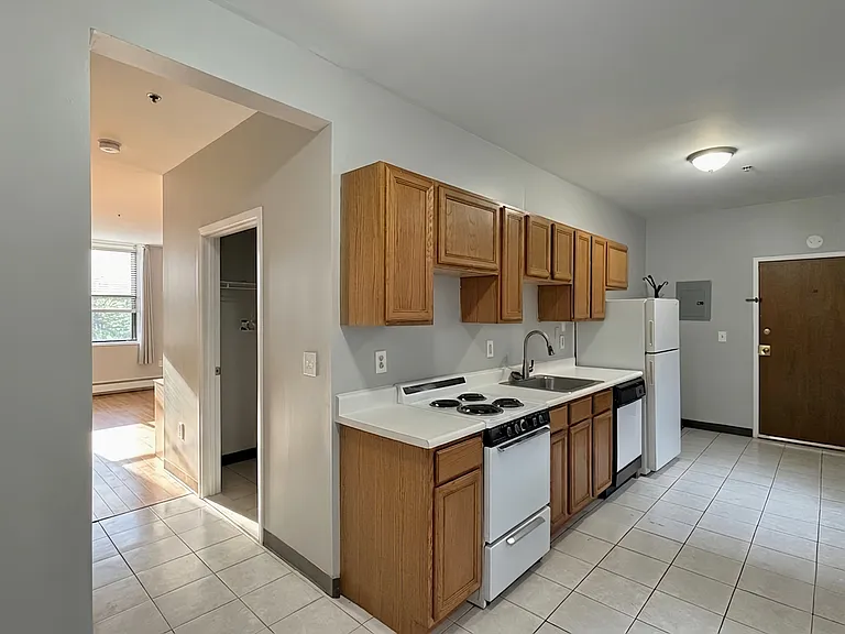 Bulldog Apartments — Photo 15