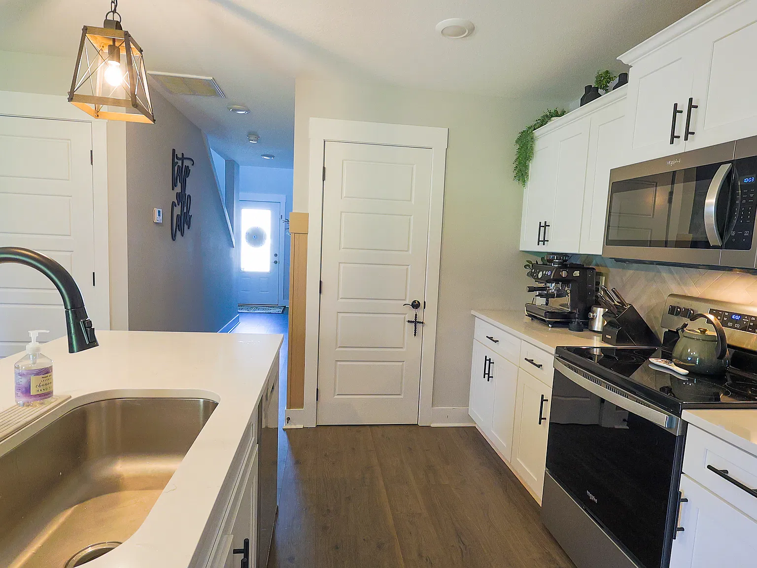 4 bed, 2.5 bath, 1842 sqft, $2,400 — Photo 4