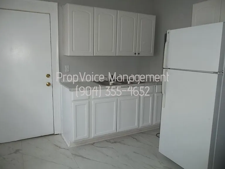 221 W 9th St — Photo 6