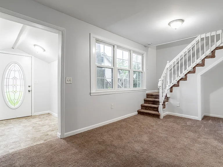 17 W Buckingham Ave — Photo 3