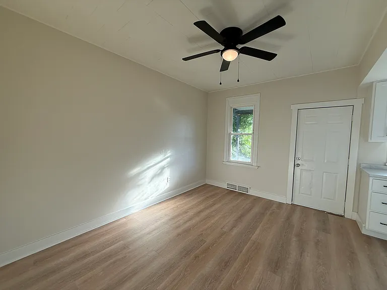 1005 Victoria Ave — Photo 6