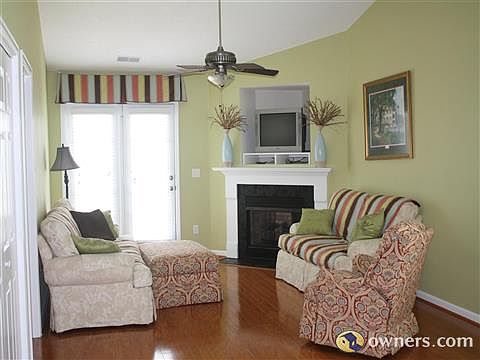 Great rm w/ firepl.& entertainment center